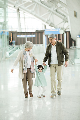 포토 JPG 주간 전신 부부 여자 할아버지 노년 남자 할머니 어린이 가족 손녀 실내 미소 소녀 앞모습 세명 걷기 손잡기 한국인 60대 공항 인천국제공항 국내포토 자연요소 커플 뷰포인트 관계 교통시설 모션 표정 사람 동양인 성인 내부 손주 인천 파일형식