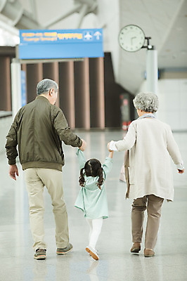 포토 JPG 주간 전신 부부 여자 할아버지 노년 남자 할머니 어린이 가족 손녀 실내 소녀 뒷모습 세명 걷기 손잡기 한국인 60대 공항 인천국제공항 국내포토 자연요소 커플 뷰포인트 관계 교통시설 모션 사람 동양인 성인 내부 손주 인천 파일형식