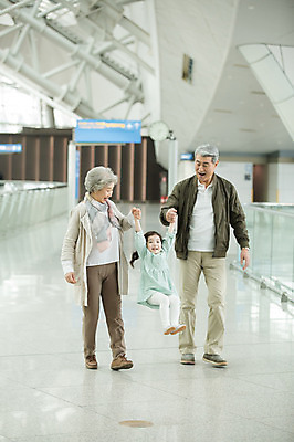 포토 JPG 주간 전신 부부 여자 할아버지 노년 남자 할머니 어린이 가족 손녀 실내 미소 들기 소녀 앞모습 세명 걷기 손잡기 한국인 60대 공항 인천국제공항 국내포토 자연요소 커플 뷰포인트 관계 교통시설 모션 표정 사람 동양인 성인 내부 손주 인천 파일형식