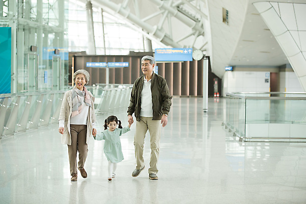 포토 JPG 주간 전신 부부 여자 할아버지 노년 남자 할머니 어린이 가족 손녀 실내 미소 소녀 앞모습 세명 걷기 손잡기 한국인 60대 공항 인천국제공항 국내포토 자연요소 커플 뷰포인트 관계 교통시설 모션 표정 사람 동양인 성인 내부 손주 인천 파일형식