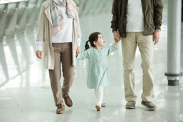 포토 JPG 주간 전신 부부 여자 할아버지 노년 남자 할머니 어린이 가족 손녀 실내 소녀 앞모습 세명 걷기 손잡기 한국인 올려보기 하반신 60대 공항 인천국제공항 국내포토 자연요소 커플 뷰포인트 관계 교통시설 모션 사람 동양인 성인 내부 손주 인천 파일형식