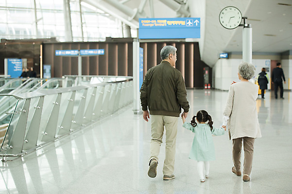 포토 JPG 주간 전신 부부 여자 할아버지 노년 남자 할머니 어린이 손녀 실내 소녀 뒷모습 세명 걷기 손잡기 노부부 한국인 60대 공항 시계탑 인천국제공항 국내포토 자연요소 커플 뷰포인트 교통시설 모션 사람 동양인 성인 내부 탑 손주 인천 파일형식