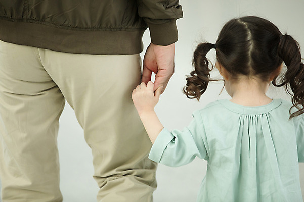 포토 JPG 주간 할아버지 노년 남자 어린이 손녀 실내 소녀 상반신 두명 뒷모습 걷기 손잡기 한국인 하반신 60대 공항 인천국제공항 국내포토 자연요소 여자 뷰포인트 교통시설 모션 사람 동양인 성인 내부 손주 인천 파일형식