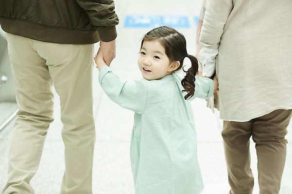 포토 JPG 주간 부부 여자 할아버지 노년 남자 할머니 어린이 손녀 실내 소녀 상반신 뒷모습 세명 걷기 노부부 한국인 잡기 뒤돌아보기 60대 공항 인천국제공항 국내포토 자연요소 커플 뷰포인트 교통시설 모션 사람 동양인 성인 내부 손주 인천 파일형식