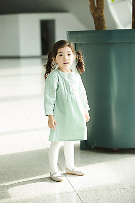 포토 JPG 주간 전신 응시 여자 어린이 손녀 실내 한명 서기 소녀 앞모습 한국인 공항 인천국제공항 소녀한명만 국내포토 자연요소 1 시선 뷰포인트 교통시설 모션 사람 동양인 내부 손주 인천 여자한명만 소녀만 파일형식