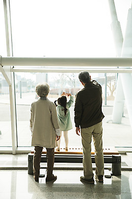 포토 JPG 주간 전신 부부 응시 여자 할아버지 노년 남자 할머니 어린이 의자 손녀 실내 서기 소녀 뒷모습 세명 손들기 한국인 가리킴 60대 공항 창가 인천국제공항 국내포토 자연요소 커플 시선 뷰포인트 가구 창문 교통시설 모션 사람 동양인 손짓 성인 내부 손주 인천 파일형식