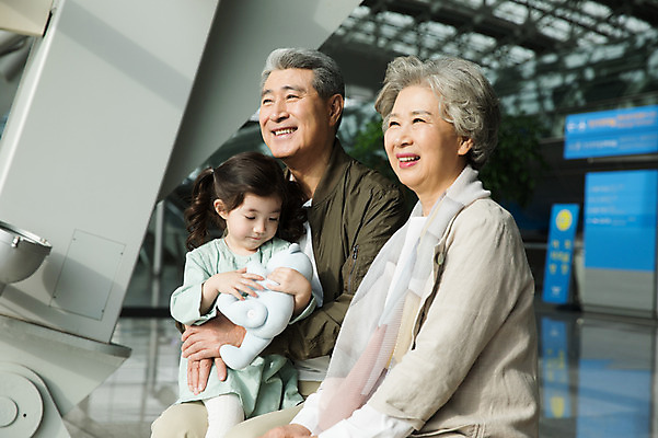 포토 JPG 주간 부부 응시 여자 할아버지 노년 남자 할머니 어린이 안기 손녀 실내 미소 앉기 소녀 상반신 앞모습 세명 한국인 60대 공항 인천국제공항 국내포토 자연요소 커플 시선 뷰포인트 교통시설 모션 표정 사람 동양인 성인 내부 손주 인천 파일형식 교통 가족 관계 한국 인종 시설 아시아 나라