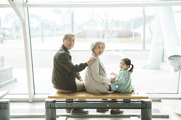 포토 JPG 주간 전신 부부 여자 할아버지 노년 남자 할머니 어린이 의자 손녀 실내 미소 앉기 소녀 뒷모습 세명 한국인 뒤돌아보기 60대 공항 창가 인천국제공항 국내포토 자연요소 커플 뷰포인트 가구 창문 교통시설 모션 표정 사람 동양인 성인 내부 손주 인천 파일형식