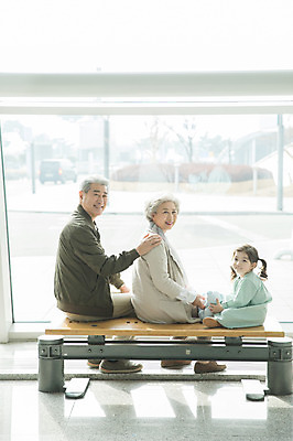 포토 JPG 주간 전신 부부 여자 할아버지 노년 남자 할머니 어린이 의자 손녀 실내 미소 앉기 소녀 뒷모습 세명 한국인 뒤돌아보기 60대 공항 인천국제공항 어깨에손 국내포토 자연요소 커플 뷰포인트 가구 교통시설 모션 표정 사람 동양인 성인 내부 손주 인천 파일형식