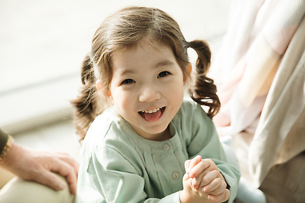 포토 JPG 주간 손 여자 어린이 실내 한명 미소 앉기 소녀 근접촬영 상반신 앞모습 신체부위 한국인 공항 손모으기 인천국제공항 소녀한명만 국내포토 자연요소 1 뷰포인트 교통시설 모션 표정 사람 동양인 손짓 내부 인천 여자한명만 소녀만 파일형식