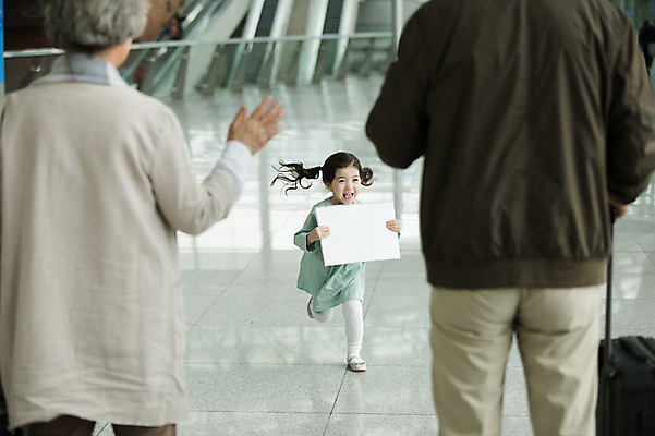 포토 JPG 주간 전신 부부 여자 할아버지 노년 남자 할머니 어린이 가족 손녀 실내 서기 미소 소녀 상반신 앞모습 뒷모습 세명 달리기 캐리어 한국인 잡기 60대 공항 스케치북 반가움 인천국제공항 국내포토 자연요소 커플 감정 뷰포인트 관계 교통시설 모션 학용품 표정 사람 동양인 성인 내부 여행가방 손주 인천 파일형식