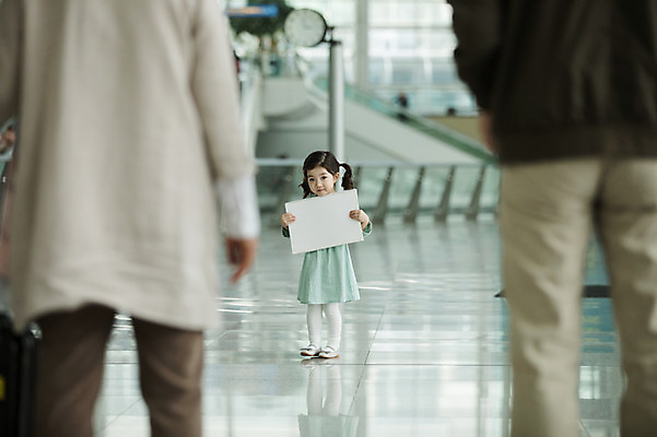 포토 JPG 주간 전신 부부 여자 할아버지 노년 남자 할머니 어린이 가족 손녀 실내 서기 미소 소녀 앞모습 뒷모습 아웃포커스 세명 달리기 캐리어 한국인 잡기 60대 공항 스케치북 반가움 인천국제공항 국내포토 자연요소 커플 감정 뷰포인트 관계 교통시설 모션 학용품 촬영기법 표정 사람 동양인 성인 내부 여행가방 손주 인천 파일형식