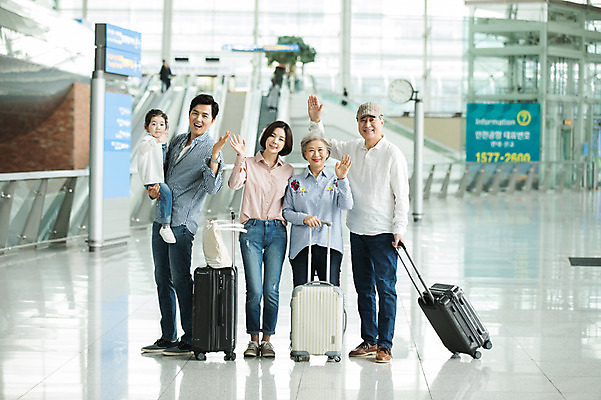 포토 JPG 주간 전신 여자 할아버지 노년 남자 딸 할머니 여행 가방 가족 안기 엄마 손녀 실내 서기 소녀 여러명 20대 성인 앞모습 30대 캐리어 한국인 잡기 아빠 60대 공항 손인사 인천국제공항 국내포토 자연요소 잡화 어린이 뷰포인트 다수 관계 교통시설 모션 사람 동양인 청년 내부 장년 여행가방 인사 손주 인천 파일형식