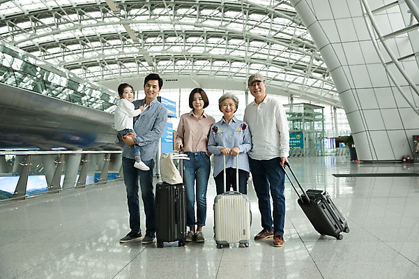 포토 JPG 주간 전신 부부 여자 할아버지 노년 남자 딸 할머니 여행 가족 안기 엄마 손녀 실내 소녀 여러명 20대 성인 앞모습 30대 캐리어 한국인 잡기 아빠 60대 공항 인천국제공항 국내포토 자연요소 커플 어린이 뷰포인트 다수 관계 교통시설 모션 사람 동양인 청년 내부 장년 여행가방 손주 인천 파일형식