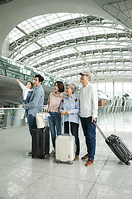 포토 JPG 주간 전신 응시 여자 할아버지 노년 남자 딸 할머니 여행 가족 안기 엄마 손녀 실내 서기 소녀 여러명 20대 성인 옆모습 30대 캐리어 한국인 가리킴 잡기 아빠 60대 공항 인천국제공항 국내포토 자연요소 시선 어린이 뷰포인트 다수 관계 교통시설 모션 사람 동양인 손짓 청년 내부 장년 여행가방 손주 인천 파일형식