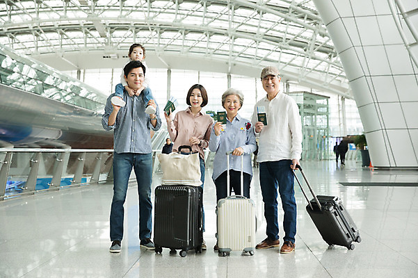 포토 JPG 주간 전신 부부 여자 할아버지 노년 남자 딸 할머니 여행 가족 엄마 손녀 실내 서기 미소 소녀 여러명 20대 성인 앞모습 30대 캐리어 한국인 잡기 목말 아빠 60대 공항 여권 인천국제공항 국내포토 자연요소 커플 어린이 뷰포인트 다수 관계 교통시설 모션 표정 사람 동양인 청년 내부 장년 여행가방 손주 인천 파일형식