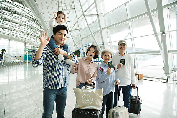 포토 JPG 주간 전신 부부 여자 할아버지 노년 남자 딸 할머니 여행 가족 엄마 손녀 실내 미소 소녀 여러명 상반신 20대 성인 앞모습 30대 캐리어 한국인 인사 목말 아빠 60대 공항 여권 인천국제공항 국내포토 자연요소 커플 어린이 뷰포인트 다수 관계 교통시설 모션 표정 사람 동양인 청년 내부 장년 여행가방 예절 손주 인천 파일형식