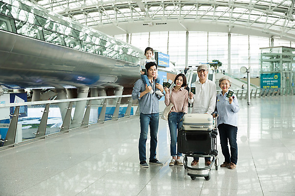 포토 JPG 주간 전신 부부 여자 할아버지 노년 남자 딸 할머니 여행 가족 엄마 손녀 실내 서기 미소 소녀 여러명 20대 성인 앞모습 30대 캐리어 카트 한국인 목말 아빠 60대 공항 여권 인천국제공항 국내포토 자연요소 커플 어린이 뷰포인트 다수 관계 교통시설 모션 표정 사람 동양인 청년 내부 장년 여행가방 손주 인천 파일형식