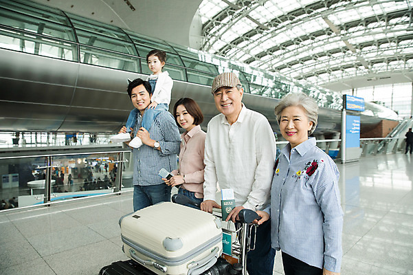 포토 JPG 주간 부부 여자 할아버지 노년 남자 딸 할머니 여행 가족 엄마 손녀 실내 서기 미소 소녀 여러명 상반신 20대 성인 앞모습 30대 캐리어 카트 한국인 잡기 목말 아빠 60대 공항 여권 인천국제공항 국내포토 자연요소 커플 어린이 뷰포인트 다수 관계 교통시설 모션 표정 사람 동양인 청년 내부 장년 여행가방 손주 인천 파일형식