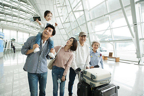 포토 JPG 주간 전신 부부 여자 할아버지 노년 남자 딸 할머니 여행 가족 엄마 손녀 실내 미소 소녀 여러명 상반신 20대 성인 앞모습 30대 걷기 캐리어 카트 한국인 올려보기 목말 아빠 60대 공항 여권 인천국제공항 국내포토 자연요소 커플 어린이 뷰포인트 다수 관계 교통시설 모션 표정 사람 동양인 청년 내부 장년 여행가방 손주 인천 파일형식