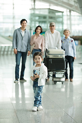 포토 JPG 주간 전신 부부 응시 여자 할아버지 노년 남자 딸 할머니 여행 가족 엄마 손녀 실내 소녀 여러명 20대 성인 앞모습 30대 걷기 캐리어 카트 한국인 아빠 60대 공항 여권 인천국제공항 국내포토 자연요소 커플 시선 어린이 뷰포인트 다수 관계 교통시설 모션 사람 동양인 청년 내부 장년 여행가방 손주 인천 파일형식