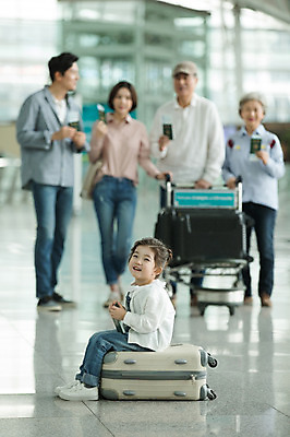 포토 JPG 주간 전신 부부 여자 할아버지 노년 남자 딸 할머니 여행 가족 엄마 손녀 실내 미소 앉기 소녀 여러명 20대 성인 앞모습 30대 걷기 캐리어 카트 한국인 아빠 60대 공항 여권 인천국제공항 국내포토 자연요소 커플 어린이 뷰포인트 다수 관계 교통시설 모션 표정 사람 동양인 청년 내부 장년 여행가방 손주 인천 파일형식