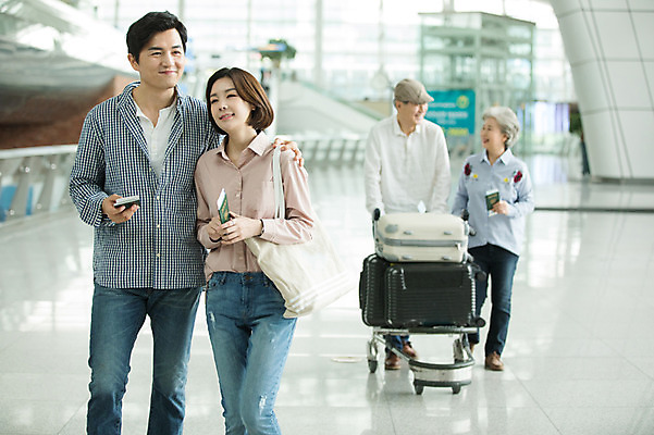 포토 JPG 주간 전신 부부 여자 노년 남자 여행 가족 실내 미소 여러명 상반신 20대 성인 앞모습 30대 걷기 캐리어 카트 한국인 60대 공항 여권 인천국제공항 어깨에손 국내포토 자연요소 커플 뷰포인트 다수 관계 교통시설 모션 표정 사람 동양인 청년 내부 장년 여행가방 인천 파일형식