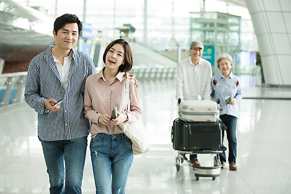 포토 JPG 주간 전신 부부 여자 노년 남자 여행 가족 실내 미소 여러명 상반신 20대 성인 앞모습 30대 걷기 캐리어 카트 한국인 60대 공항 여권 인천국제공항 어깨에손 국내포토 자연요소 커플 뷰포인트 다수 관계 교통시설 모션 표정 사람 동양인 청년 내부 장년 여행가방 인천 파일형식