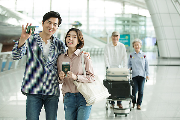 포토 JPG 주간 전신 여자 노년 남자 여행 가족 실내 미소 여러명 상반신 20대 성인 앞모습 30대 걷기 캐리어 카트 한국인 60대 공항 즐거움 여권 인천국제공항 국내포토 자연요소 감정 뷰포인트 다수 관계 교통시설 모션 표정 사람 동양인 청년 내부 장년 여행가방 인천 파일형식