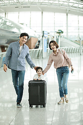 포토 JPG 주간 전신 부부 여자 남자 딸 어린이 여행 가족 엄마 실내 미소 소녀 20대 성인 앞모습 세명 30대 걷기 캐리어 한국인 잡기 아빠 공항 여권 인천국제공항 국내포토 자연요소 커플 뷰포인트 관계 교통시설 모션 표정 사람 동양인 청년 내부 장년 여행가방 인천 파일형식