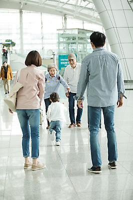 포토 JPG 주간 전신 부부 여자 할아버지 노년 남자 딸 할머니 가족 안기 엄마 손녀 실내 서기 미소 소녀 여러명 20대 성인 앞모습 뒷모습 30대 달리기 만남 한국인 아빠 60대 공항 반가움 인천국제공항 국내포토 자연요소 커플 감정 어린이 뷰포인트 다수 컨셉 관계 교통시설 모션 표정 사람 동양인 청년 내부 장년 손주 인천 파일형식