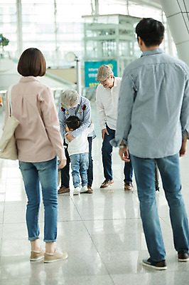 포토 JPG 주간 전신 여자 할아버지 노년 남자 딸 할머니 여행 가족 안기 엄마 손녀 실내 서기 미소 소녀 여러명 20대 성인 앞모습 뒷모습 30대 만남 한국인 아빠 60대 공항 반가움 인천국제공항 국내포토 자연요소 감정 어린이 뷰포인트 다수 컨셉 관계 교통시설 모션 표정 사람 동양인 청년 내부 장년 손주 인천 파일형식