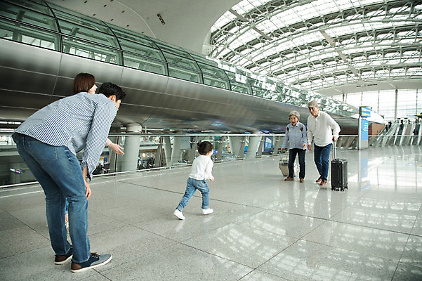 포토 JPG 주간 전신 여자 할아버지 노년 남자 딸 할머니 어린이 여행 가족 엄마 손녀 실내 소녀 여러명 20대 성인 앞모습 뒷모습 30대 달리기 만남 한국인 아빠 60대 공항 반가움 인천국제공항 국내포토 자연요소 감정 뷰포인트 다수 컨셉 관계 교통시설 모션 사람 동양인 청년 내부 장년 손주 인천 파일형식