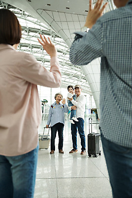 포토 JPG 주간 전신 여자 할아버지 노년 남자 딸 할머니 여행 가족 엄마 손녀 실내 서기 미소 소녀 여러명 상반신 20대 성인 앞모습 뒷모습 30대 노부부 한국인 아빠 60대 공항 손인사 인천국제공항 국내포토 자연요소 부부 어린이 뷰포인트 다수 관계 교통시설 모션 표정 사람 동양인 청년 내부 장년 인사 손주 인천 파일형식