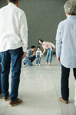 포토 JPG 주간 전신 여자 할아버지 노년 남자 딸 할머니 어린이 여행 가족 엄마 손녀 실내 미소 소녀 여러명 20대 성인 앞모습 뒷모습 30대 노부부 만남 한국인 인사 아빠 60대 공항 인천국제공항 국내포토 자연요소 부부 뷰포인트 다수 컨셉 관계 교통시설 표정 사람 동양인 청년 내부 장년 예절 손주 인천 파일형식