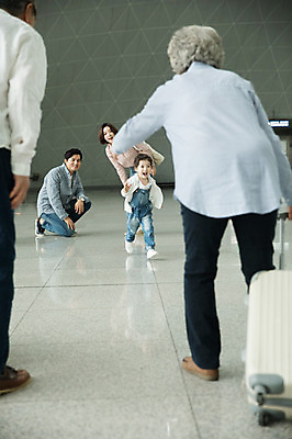 포토 JPG 주간 전신 여자 할아버지 노년 남자 딸 할머니 가족 엄마 손녀 실내 서기 미소 소녀 여러명 20대 성인 앞모습 뒷모습 30대 달리기 캐리어 만남 한국인 아빠 60대 공항 반가움 인천국제공항 국내포토 자연요소 감정 어린이 뷰포인트 다수 컨셉 관계 교통시설 모션 표정 사람 동양인 청년 내부 장년 여행가방 손주 인천 파일형식