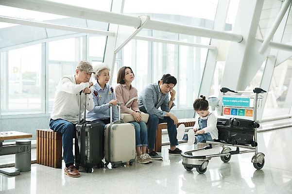 포토 JPG 주간 전신 응시 여자 할아버지 노년 남자 딸 할머니 여행 의자 가족 엄마 손녀 실내 피곤 앉기 소녀 여러명 20대 성인 앞모습 30대 태블릿 캐리어 카트 한국인 대기 기다림 아빠 60대 공항 지루함 인천국제공항 국내포토 자연요소 시선 감정 어린이 뷰포인트 가구 다수 컨셉 관계 교통시설 모션 사람 동양인 청년 내부 장년 전자제품 스마트기기 여행가방 손주 인천 파일형식