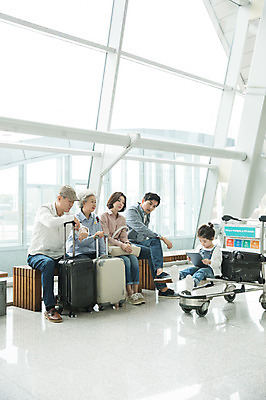 포토 JPG 주간 전신 응시 여자 할아버지 노년 남자 딸 할머니 여행 벤치 가족 엄마 손녀 실내 피곤 소녀 여러명 20대 성인 앞모습 30대 태블릿 캐리어 카트 한국인 기다림 아빠 60대 공항 인천국제공항 국내포토 자연요소 시선 어린이 뷰포인트 다수 컨셉 의자 관계 교통시설 모션 사람 동양인 청년 내부 장년 전자제품 스마트기기 여행가방 손주 인천 파일형식