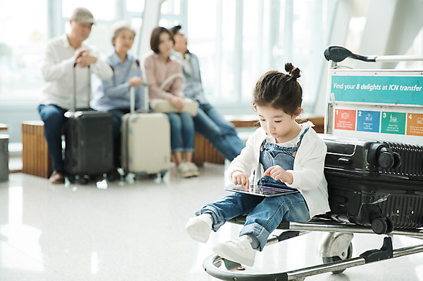 포토 JPG 주간 전신 여자 할아버지 남자 딸 할머니 벤치 엄마 손녀 실내 피곤 앉기 소녀 여러명 20대 성인 앞모습 30대 태블릿 캐리어 카트 터치 한국인 대기 기다림 아빠 60대 공항 인천국제공항 국내포토 자연요소 노년 어린이 뷰포인트 다수 컨셉 의자 가족 교통시설 모션 사람 동양인 청년 내부 장년 전자제품 스마트기기 여행가방 손주 인천 파일형식