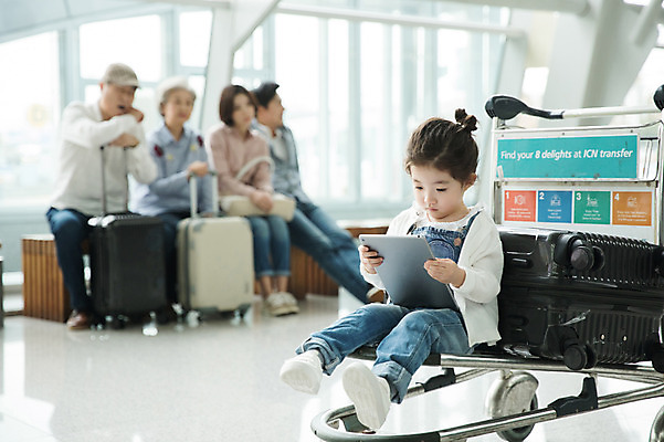 포토 JPG 주간 전신 응시 여자 할아버지 노년 남자 딸 할머니 벤치 가족 엄마 손녀 실내 소녀 여러명 20대 성인 앞모습 30대 태블릿 캐리어 카트 한국인 대기 기다림 아빠 60대 공항 지루함 하품 수지침 인천국제공항 국내포토 자연요소 시선 감정 어린이 뷰포인트 다수 의자 관계 교통시설 모션 사람 동양인 청년 내부 장년 전자제품 스마트기기 여행가방 손주 인천 생리현상 파일형식