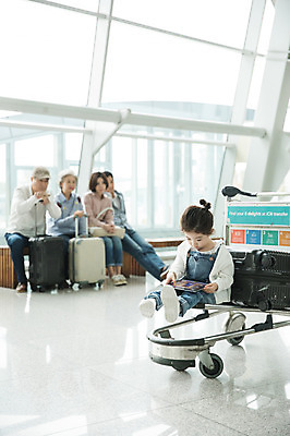 포토 JPG 주간 전신 여자 할아버지 노년 남자 딸 할머니 어린이 벤치 가족 엄마 손녀 실내 앉기 소녀 여러명 20대 성인 앞모습 30대 태블릿 캐리어 카트 한국인 대기 기다림 아빠 60대 공항 수지침 인천국제공항 국내포토 자연요소 뷰포인트 다수 의자 관계 교통시설 모션 사람 동양인 청년 내부 장년 전자제품 스마트기기 여행가방 손주 인천 파일형식