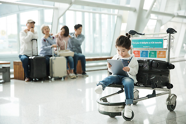 포토 JPG 주간 전신 응시 여자 할아버지 노년 남자 딸 할머니 어린이 벤치 가족 엄마 손녀 실내 피곤 앉기 소녀 여러명 20대 성인 앞모습 30대 태블릿 캐리어 카트 한국인 대기 기다림 아빠 60대 공항 어깨주무르기 인천국제공항 국내포토 자연요소 시선 뷰포인트 다수 컨셉 의자 관계 교통시설 모션 사람 동양인 청년 내부 장년 전자제품 스마트기기 여행가방 손주 인천 주무르기 파일형식