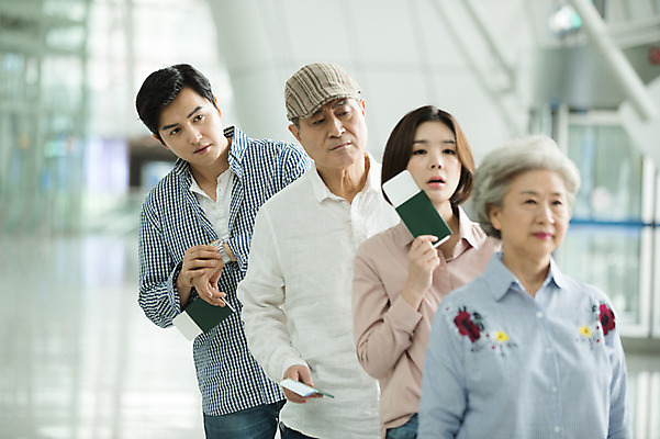 포토 JPG 주간 응시 여자 노년 남자 줄 가족 실내 서기 여러명 상반신 20대 성인 앞모습 30대 한국인 짜증 대기 기다림 60대 공항 여권 지연 인천국제공항 줄서기 국내포토 자연요소 시선 감정 뷰포인트 다수 관계 교통시설 모션 사람 동양인 청년 내부 장년 인천 파일형식