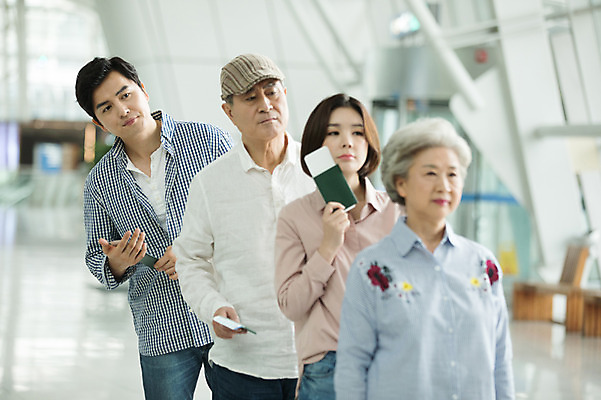 포토 JPG 주간 응시 여자 노년 남자 줄 가족 실내 서기 여러명 상반신 20대 성인 앞모습 30대 한국인 대기 기다림 60대 공항 여권 인천국제공항 줄서기 국내포토 자연요소 시선 뷰포인트 다수 관계 교통시설 모션 사람 동양인 청년 내부 장년 인천 파일형식