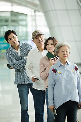 포토 JPG 주간 응시 여자 노년 남자 줄 가족 실내 서기 여러명 상반신 20대 성인 앞모습 30대 팔짱 한국인 대기 기다림 60대 공항 여권 인천국제공항 줄서기 국내포토 자연요소 시선 뷰포인트 다수 관계 교통시설 모션 사람 동양인 청년 내부 장년 인천 파일형식