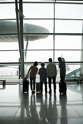 포토 JPG 주간 전신 응시 여자 노년 남자 창문 가족 실내 여러명 20대 성인 뒷모습 30대 한국인 가리킴 60대 공항 구경 인천국제공항 국내포토 자연요소 시선 뷰포인트 다수 관계 교통시설 사람 동양인 손짓 청년 내부 장년 인천 파일형식