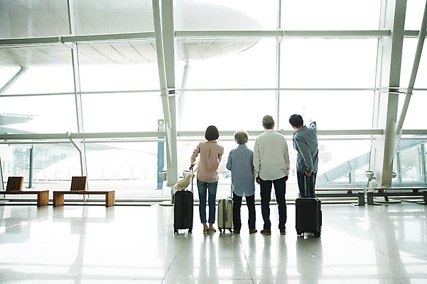 포토 JPG 주간 전신 응시 여자 노년 남자 창문 가족 실내 여러명 20대 성인 뒷모습 30대 캐리어 한국인 가리킴 60대 공항 구경 인천국제공항 국내포토 자연요소 시선 뷰포인트 다수 관계 교통시설 사람 동양인 손짓 청년 내부 장년 여행가방 인천 파일형식