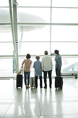 포토 JPG 주간 전신 응시 여자 노년 남자 창문 가족 실내 여러명 20대 성인 뒷모습 30대 캐리어 한국인 가리킴 60대 공항 구경 인천국제공항 국내포토 자연요소 시선 뷰포인트 다수 관계 교통시설 사람 동양인 손짓 청년 내부 장년 여행가방 인천 파일형식