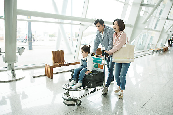 포토 JPG 주간 전신 부부 여자 남자 딸 어린이 가족 엄마 실내 앉기 소녀 20대 성인 앞모습 세명 30대 걷기 캐리어 한국인 아빠 밀기 공항 인천국제공항 국내포토 자연요소 커플 뷰포인트 관계 교통시설 모션 사람 동양인 청년 내부 장년 여행가방 인천 파일형식