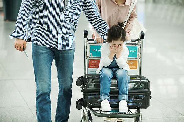 포토 JPG 주간 전신 부부 여자 남자 딸 어린이 가족 엄마 실내 앉기 소녀 상반신 20대 성인 앞모습 세명 30대 캐리어 카트 한국인 눈가림 아빠 밀기 공항 인천국제공항 국내포토 자연요소 커플 뷰포인트 관계 교통시설 모션 사람 동양인 청년 내부 장년 여행가방 가림 인천 파일형식